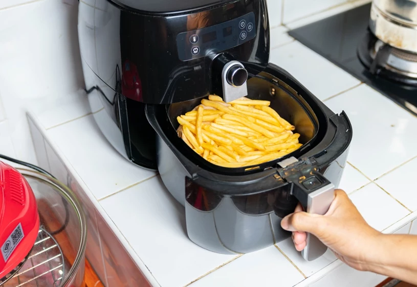 Jak můžete fritézu vyčistit, aniž byste ji museli drhnout. Stačí ji nalít dovnitř a počkat