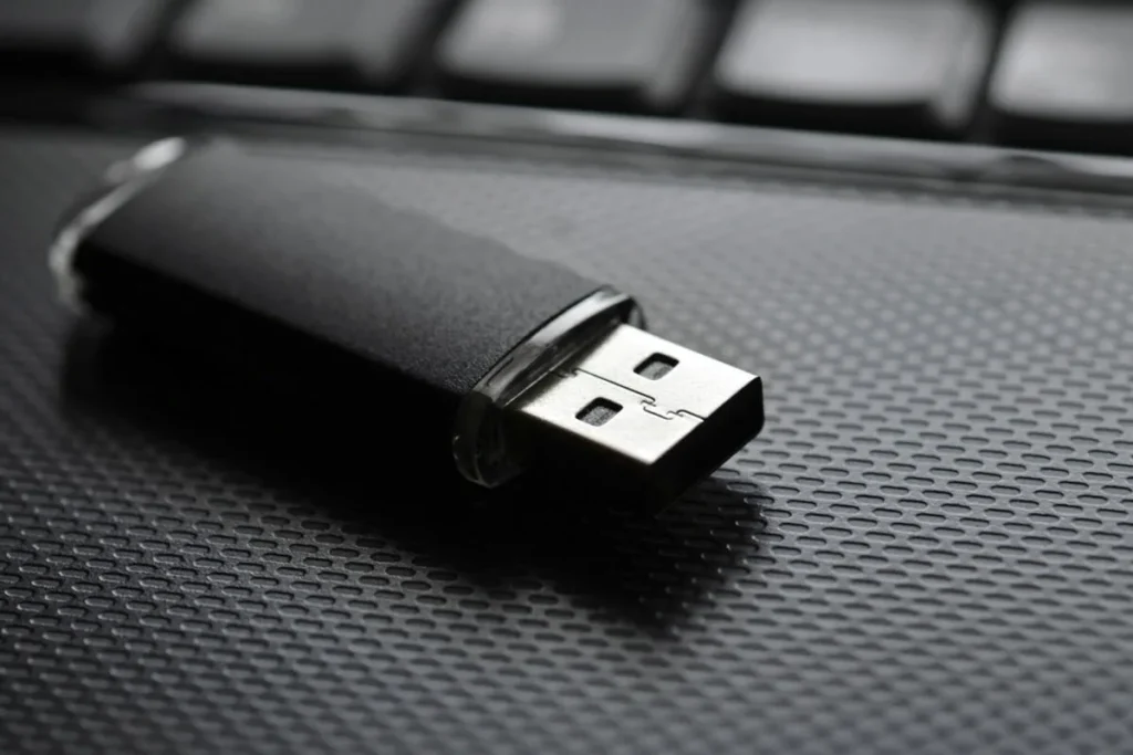 Co se stane, když připojíte USB flash disk k nabíječce smartphonu? Otestoval jsem to, abyste to nemuseli dělat vy