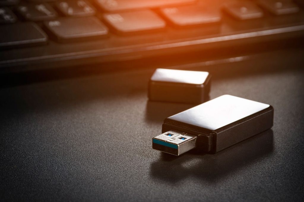 Co se stane, když připojíte USB flash disk k nabíječce smartphonu? Otestoval jsem to, abyste to nemuseli dělat vy